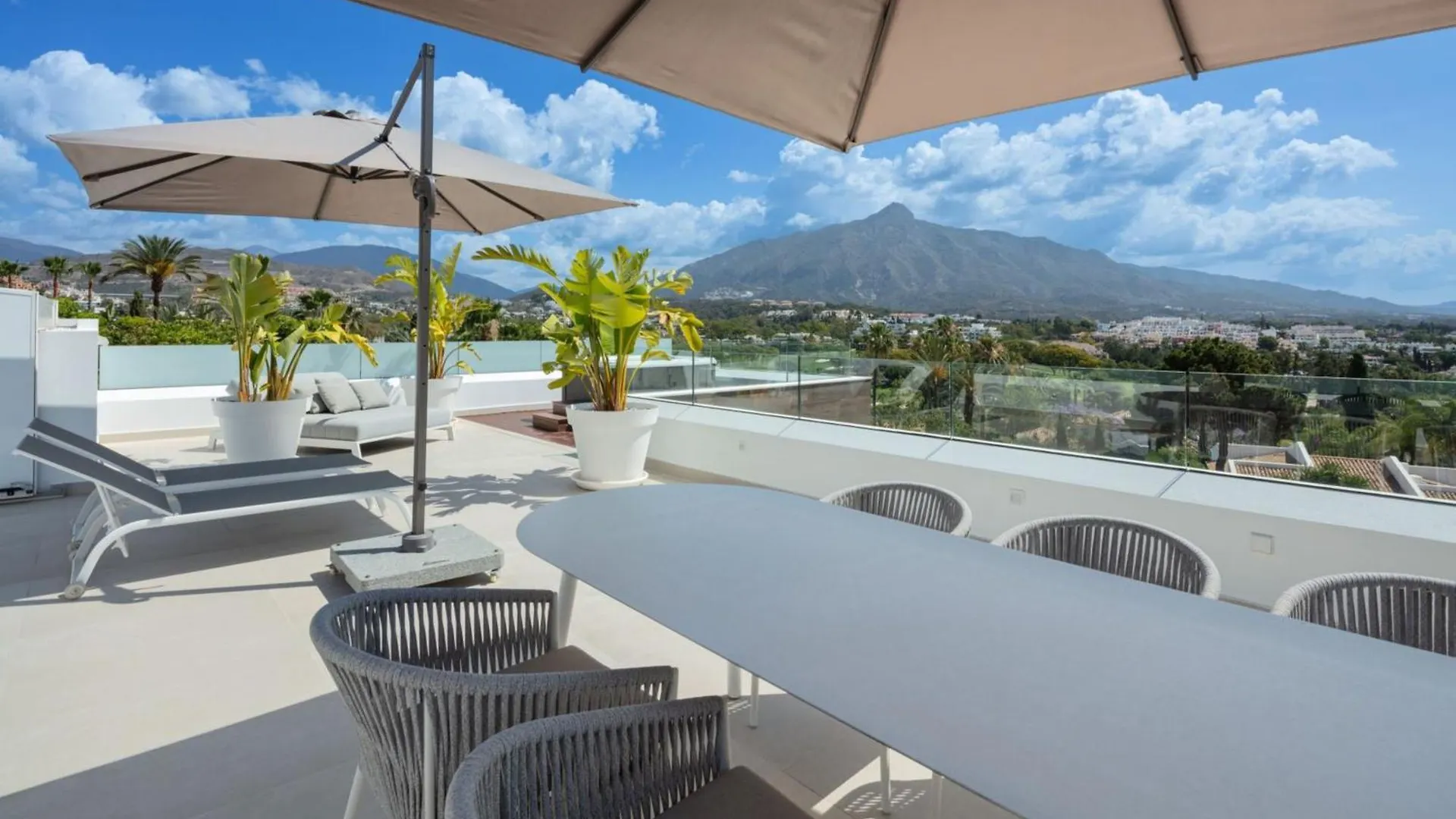Vacation Marbella I Villa Almost Heaven, New Built Villa, Rooftop Jacuzzi, Infinity Heated Pool