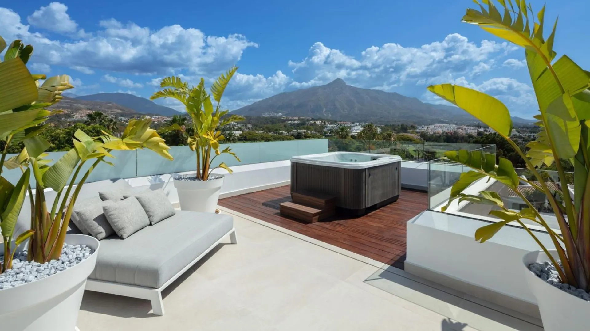 Vacation Marbella I Villa Almost Heaven, New Built Villa, Rooftop Jacuzzi, Infinity Heated Pool
